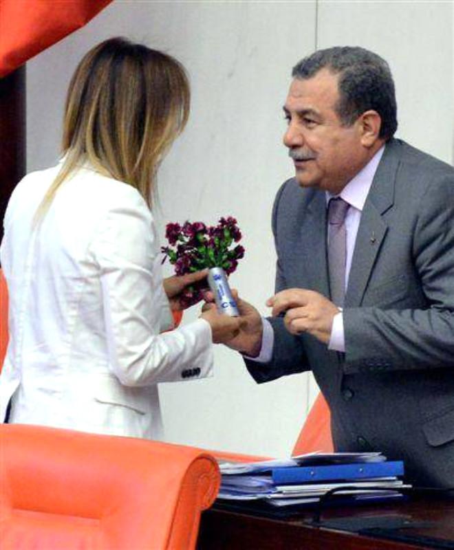 Bakan’a Düğme İlikleten Hediye