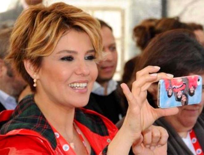 Gülben Ergen ’’Leydi Diana’’ İmajıyla Dikkat Çekti