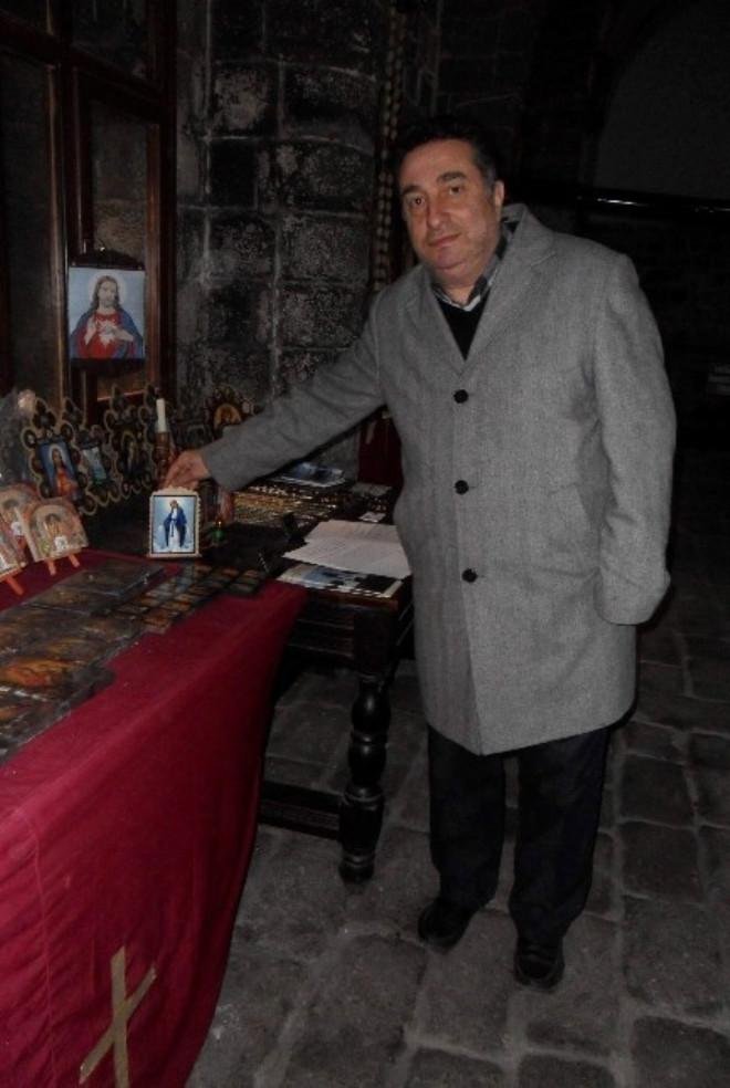 Özel Haber Kilisede Tek Başına Ayin Yapıyor