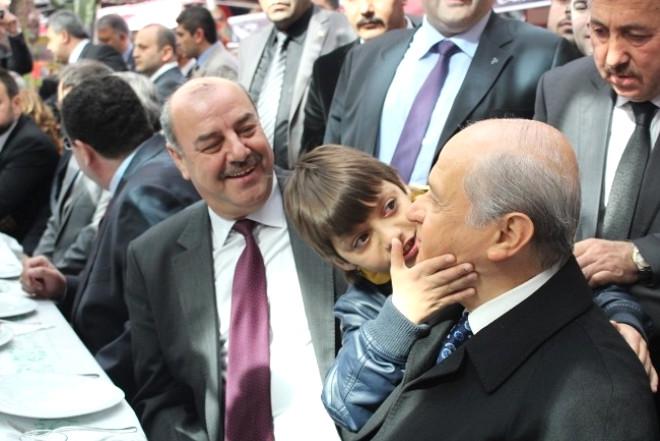 Kerim Yilmaz Isimli Cocuk Devlet Bahceli Nin Yuzunu Sevdi Foto Galerisi