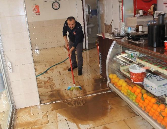 Mersin’de Ev ve İş Yerlerini Su Bastı