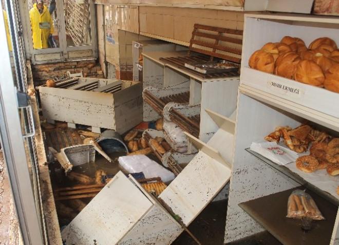 Mersin’de Ev ve İş Yerlerini Su Bastı