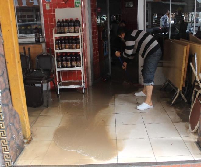 Mersin’de Ev ve İş Yerlerini Su Bastı