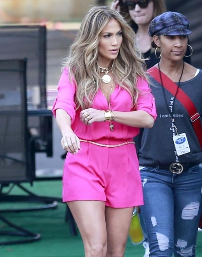 Jennifer Lopez Mini Eteğiyle Yürek Hoplattı
