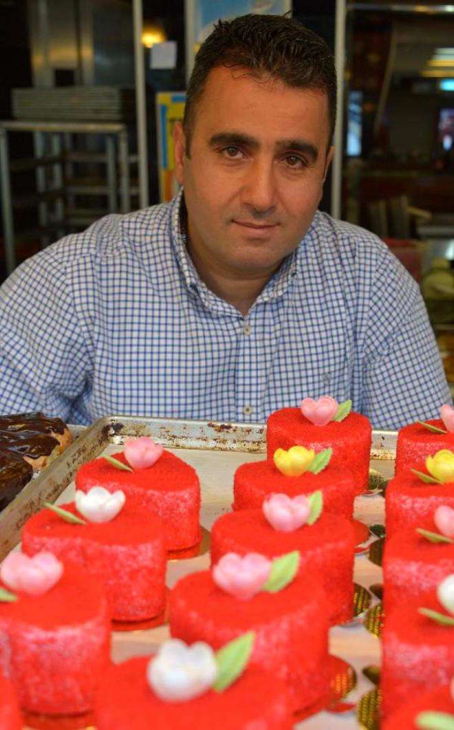 Sevgililer Günü’nde Müşterilerine Kalp Şeklinde Pasta Sürprizi..