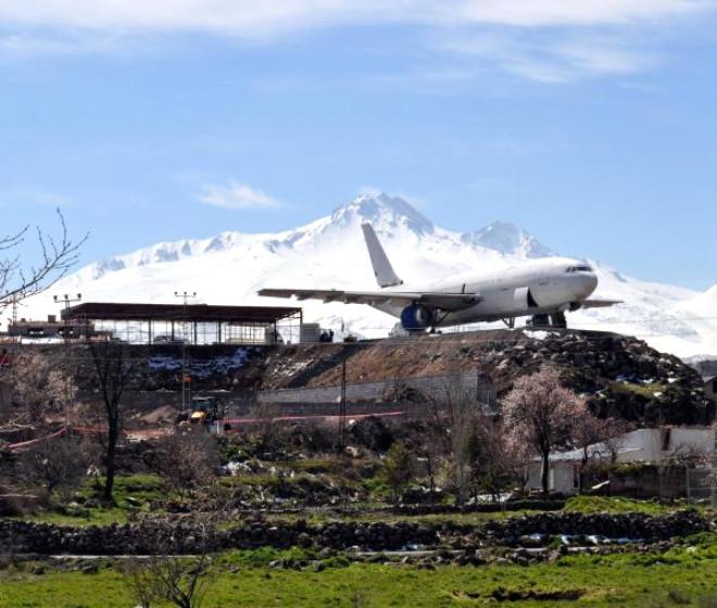 ucak restoran gun sayiyor