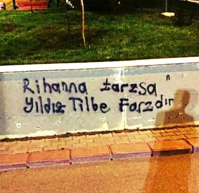 İlginç Duvar Yazıları Foto Galerisi İlginç Duvar Yazıları Foto Galerisi