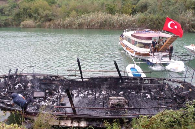 Köyceğiz'de Tur Teknesinde Korkutan Yangın