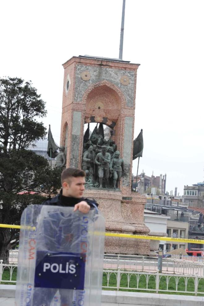 İstiklal Caddesi’ne Çıkışlar Kapandı, İşyerleri Boşaldı