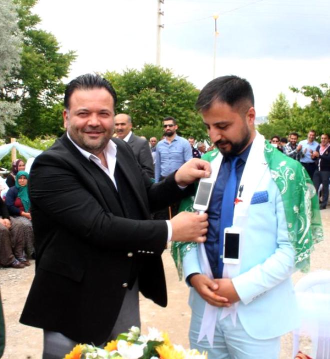 Damada Altın ve Para Yerine, İphone Telefon Taktılar Damada Altın ve Para Yerine, İphone Telefon Taktılar