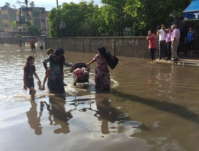 Adana’da Evleri Su Bastı