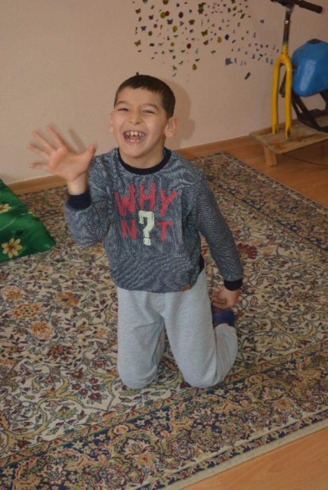 Çocuğunun Tedavisi İçin Tahtalardan Fizik Tedavi Aletleri Yaptı