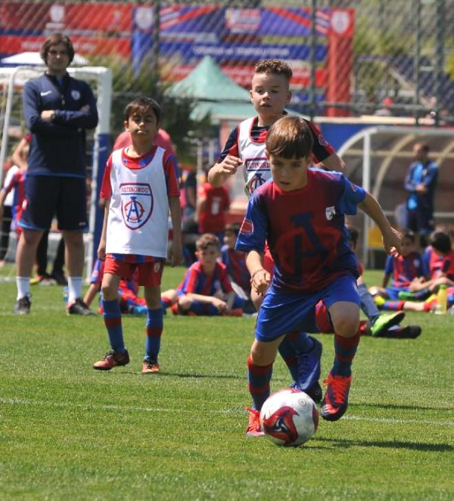 Altınordu Futbol Okulları'nın Şenliği Coşkulu Görüntülere ...