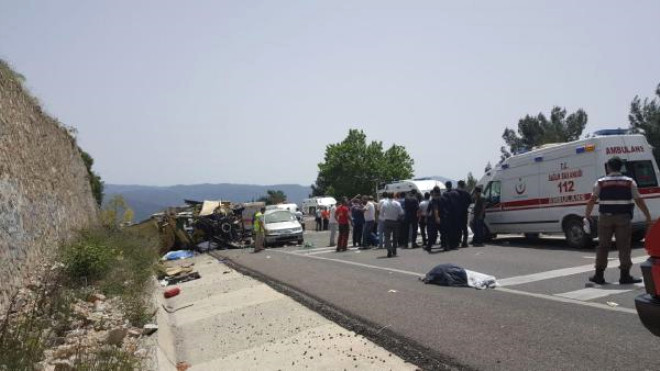 Muğla'da Uçuruma Yuvarlanan Tur Midibüsü Kazasından Korkunç Kareler