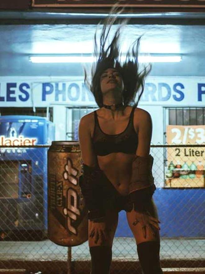 Kardashian'ın Türk Rakibi Pelinsu Kalçalarıyla Instagram'ı Sallıyor!
