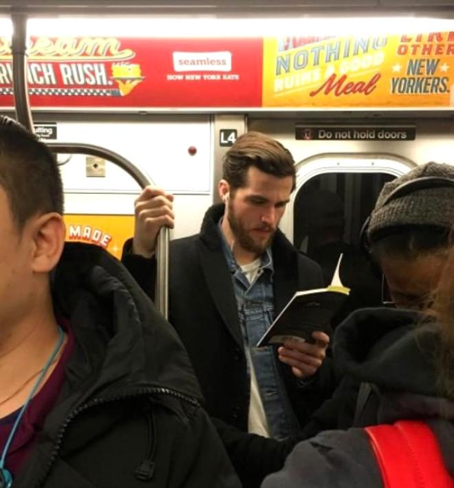 İnstagram'ın Yeni Modası: Kitap Okuyan Erkekleri Gizlice Çekmek