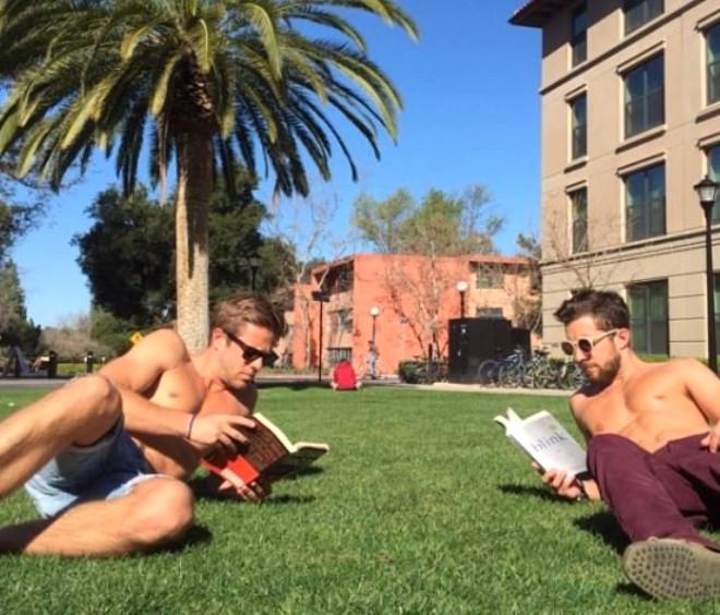 İnstagram'ın Yeni Modası: Kitap Okuyan Erkekleri Gizlice Çekmek