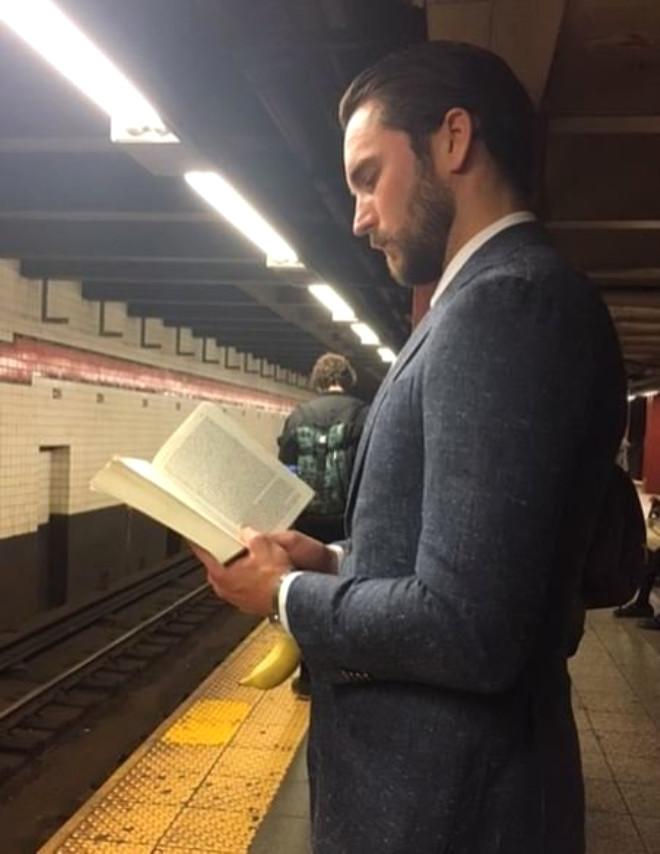 İnstagram'ın Yeni Modası: Kitap Okuyan Erkekleri Gizlice Çekmek