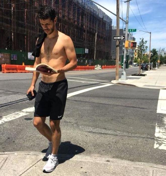 İnstagram'ın Yeni Modası: Kitap Okuyan Erkekleri Gizlice Çekmek