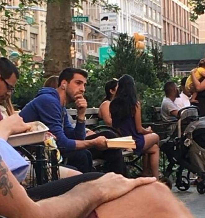 İnstagram'ın Yeni Modası: Kitap Okuyan Erkekleri Gizlice Çekmek