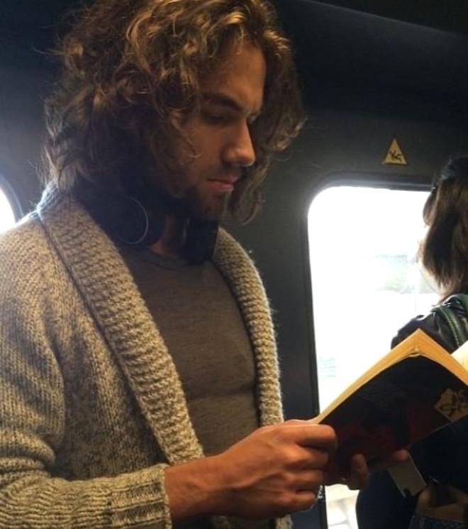 İnstagram'ın Yeni Modası: Kitap Okuyan Erkekleri Gizlice Çekmek