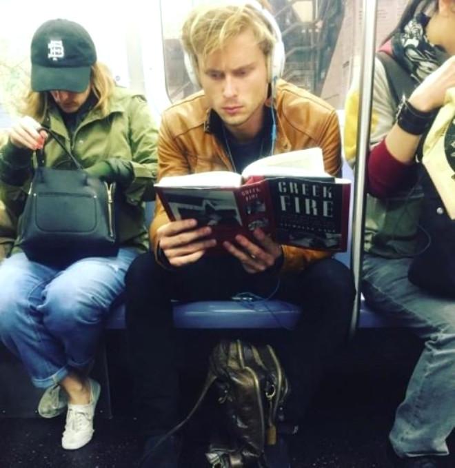 İnstagram'ın Yeni Modası: Kitap Okuyan Erkekleri Gizlice Çekmek