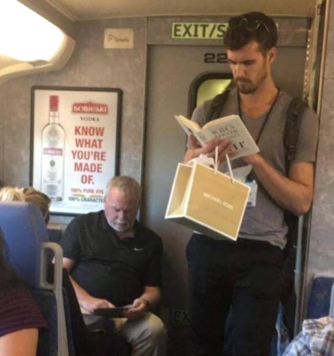 İnstagram'ın Yeni Modası: Kitap Okuyan Erkekleri Gizlice Çekmek