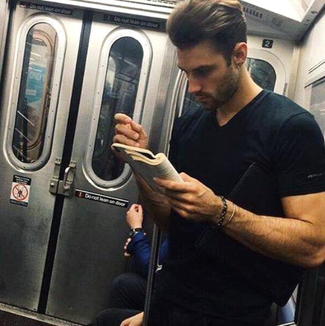 İnstagram'ın Yeni Modası: Kitap Okuyan Erkekleri Gizlice Çekmek