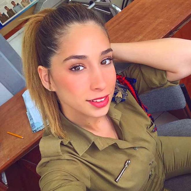 İsrail'in Ateşli Kadın Askeri, Instagram Paylaşımlarıyla Şaşırtıyor