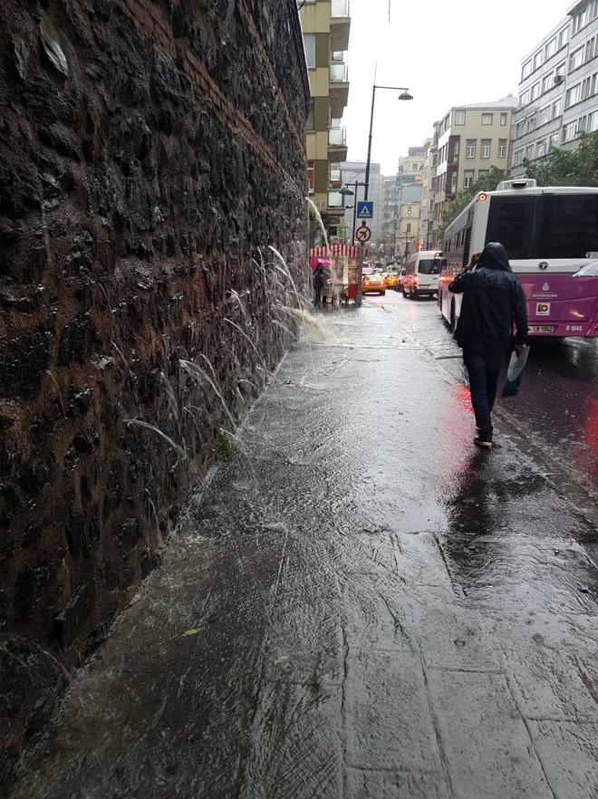 İstanbul Sular Altında! Sokaklarda Can Pazarı Yaşanıyor