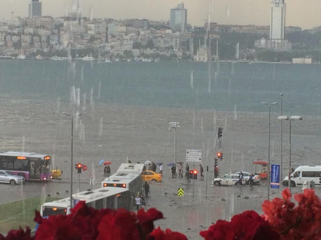 İstanbul Sular Altında! Sokaklarda Can Pazarı Yaşanıyor