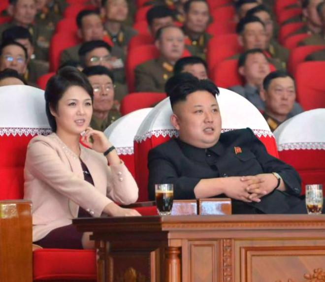 Kim Jong-un Eşiyle Fabrika Ziyaretinde