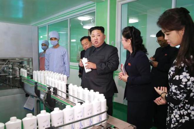 Kim Jong-un Eşiyle Fabrika Ziyaretinde