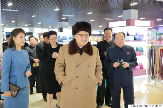 Kim Jong-un Eşiyle Fabrika Ziyaretinde