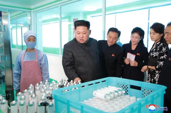 Kim Jong-un Eşiyle Fabrika Ziyaretinde