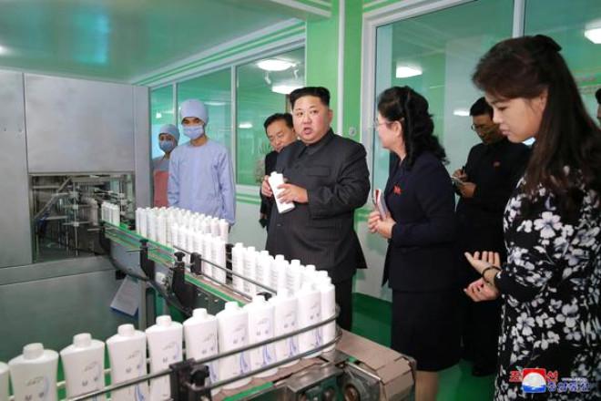 Kim Jong-un Eşiyle Fabrika Ziyaretinde