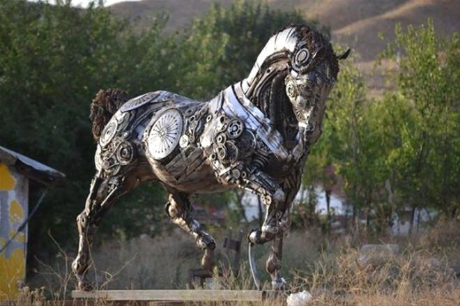 Tasarımcı Türk Genç Hurdaları Sanat Eserine Çevirdi