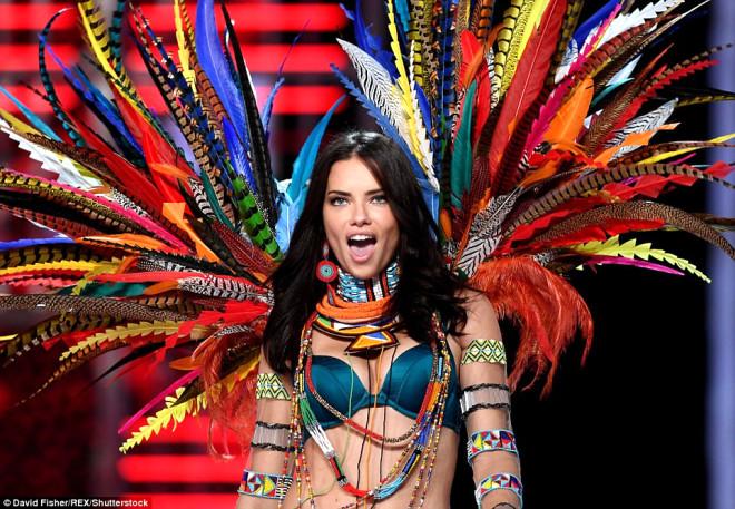 Victoria's Secret Meleklerinin İç Çamaşırı Şovu Büyüledi