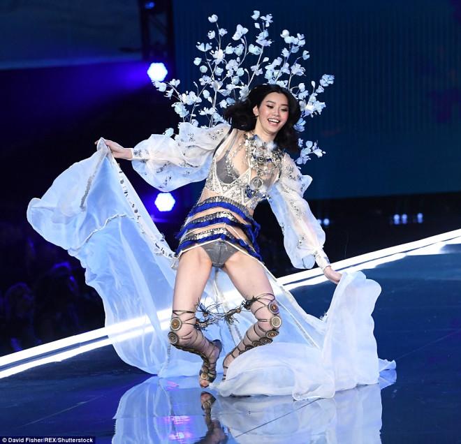 Victoria's Secret Meleklerinin İç Çamaşırı Şovu Büyüledi