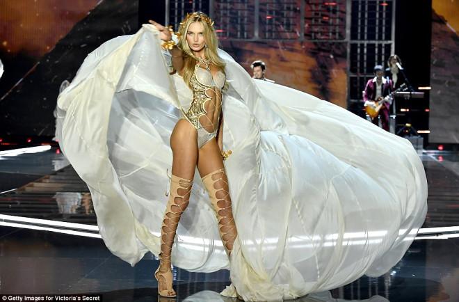 Victoria's Secret Meleklerinin İç Çamaşırı Şovu Büyüledi