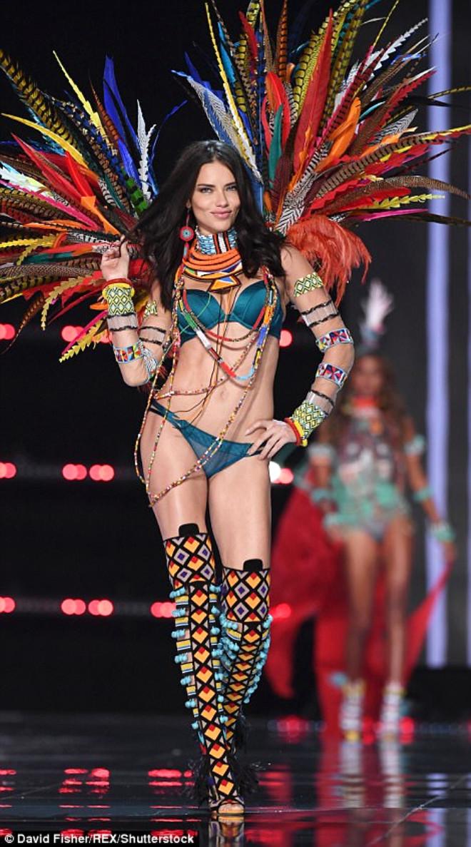 Victoria's Secret Meleklerinin İç Çamaşırı Şovu Büyüledi