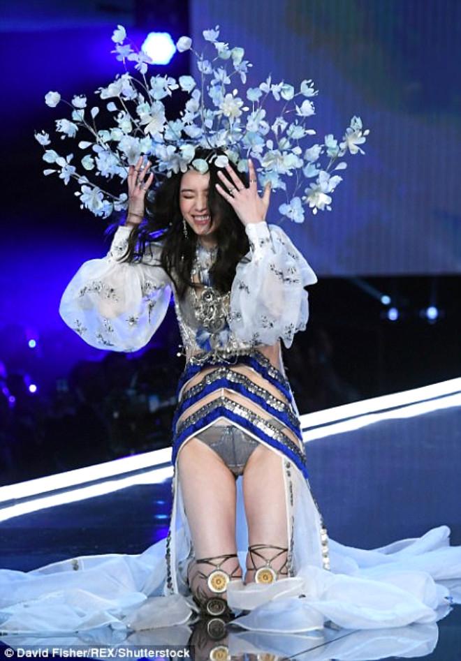 Victoria's Secret Meleklerinin İç Çamaşırı Şovu Büyüledi