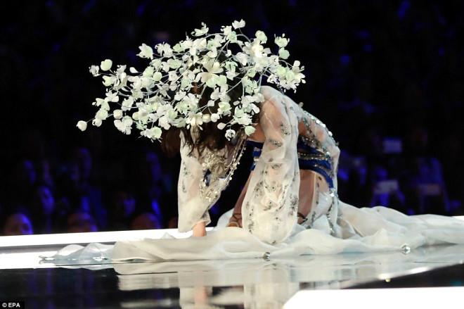 Victoria's Secret Meleklerinin İç Çamaşırı Şovu Büyüledi