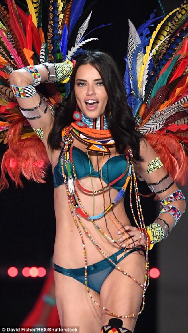 Victoria's Secret Meleklerinin İç Çamaşırı Şovu Büyüledi