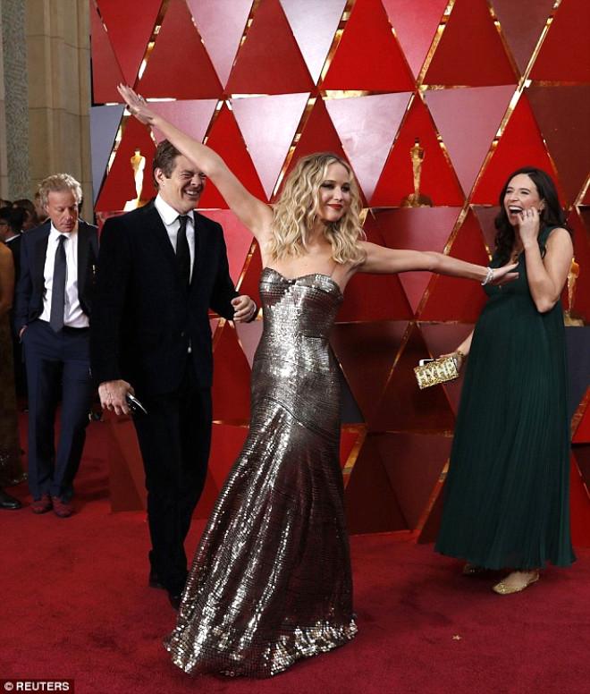 Güzel Oyuncu Oscar Ödüllerinde Ayaklarını Koltuğa Uzattı