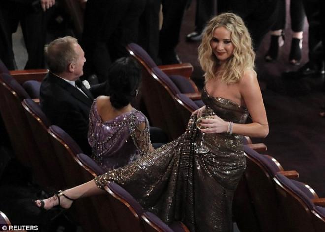 Güzel Oyuncu Oscar Ödüllerinde Ayaklarını Koltuğa Uzattı