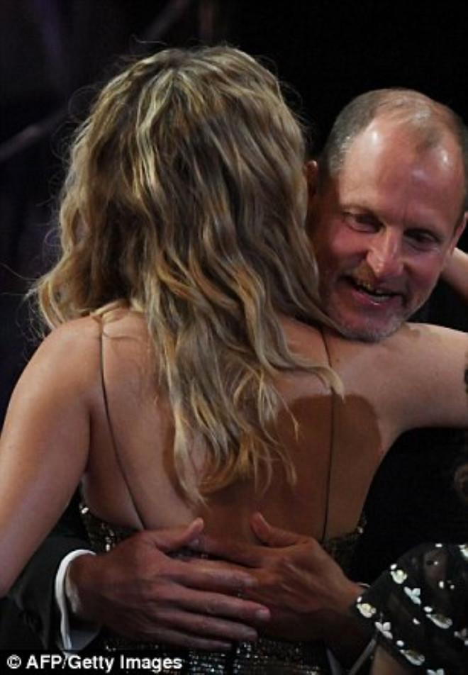 Güzel Oyuncu Oscar Ödüllerinde Ayaklarını Koltuğa Uzattı