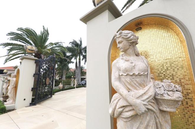 Karısı ve 2 Sevgilisiyle Yaşayan Instagram Fenomeninin Evi Ağızları Açık Bıraktı