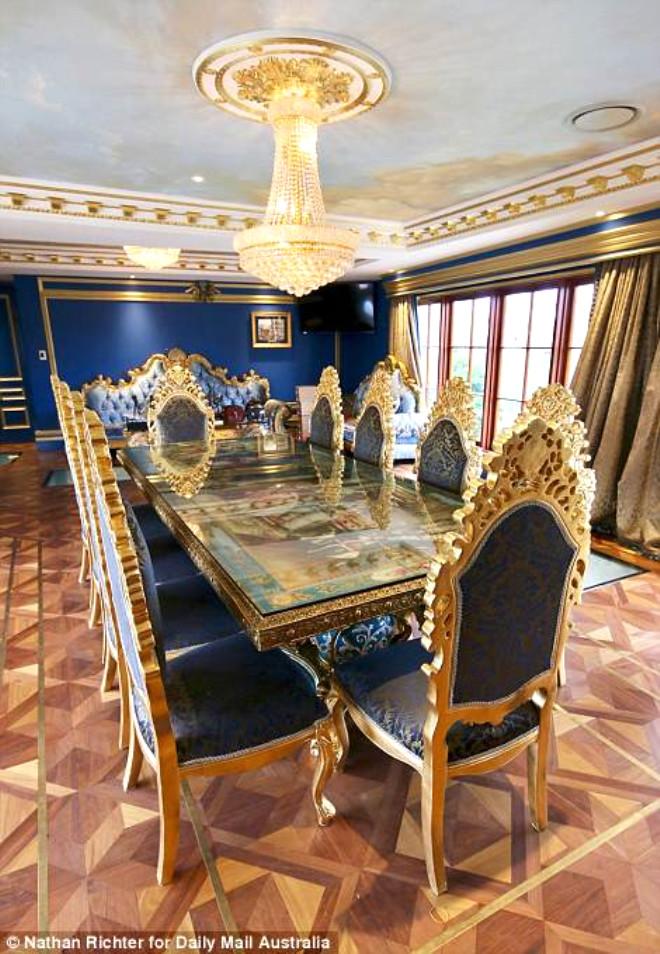 Karısı ve 2 Sevgilisiyle Yaşayan Instagram Fenomeninin Evi Ağızları Açık Bıraktı