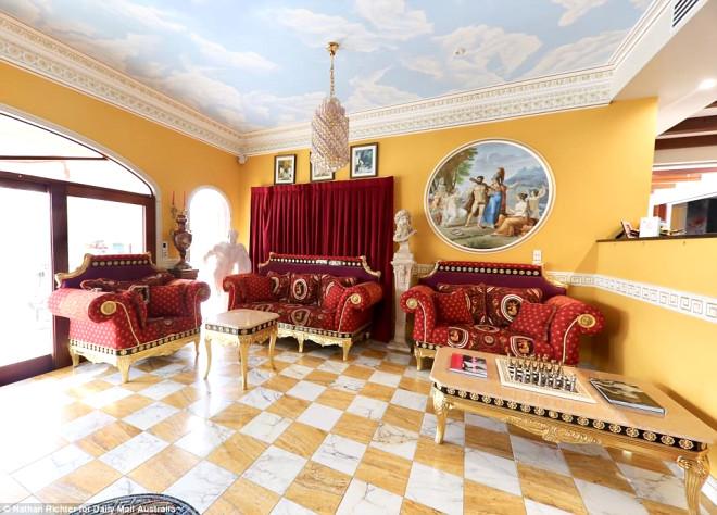 Karısı ve 2 Sevgilisiyle Yaşayan Instagram Fenomeninin Evi Ağızları Açık Bıraktı